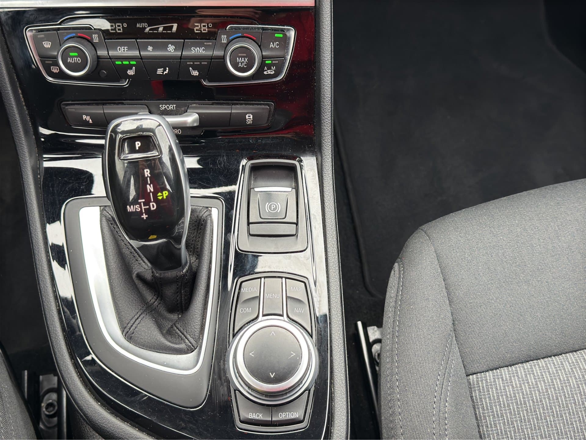 BMW 218d - Thumbnail 19