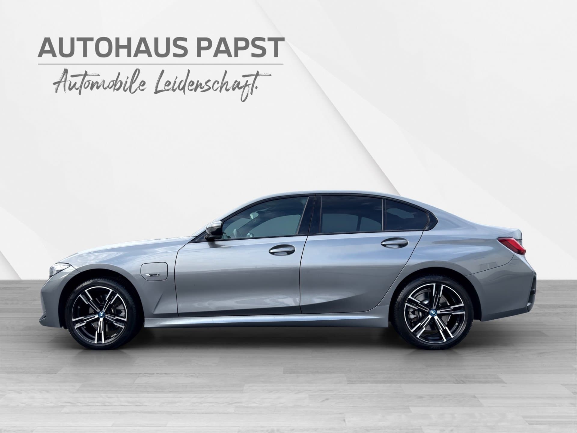 BMW 330e - Thumbnail 2