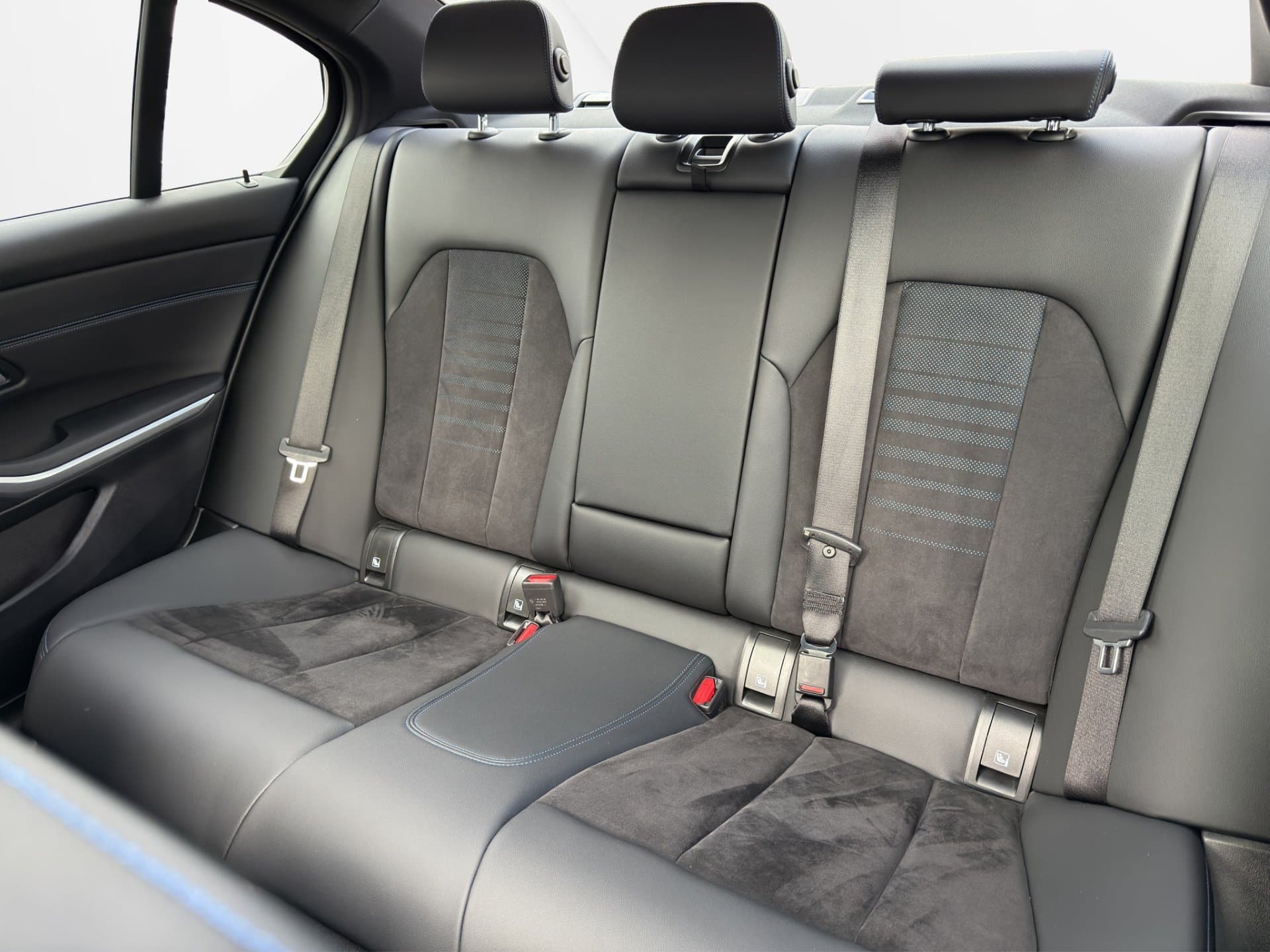 BMW 330e - Thumbnail 11