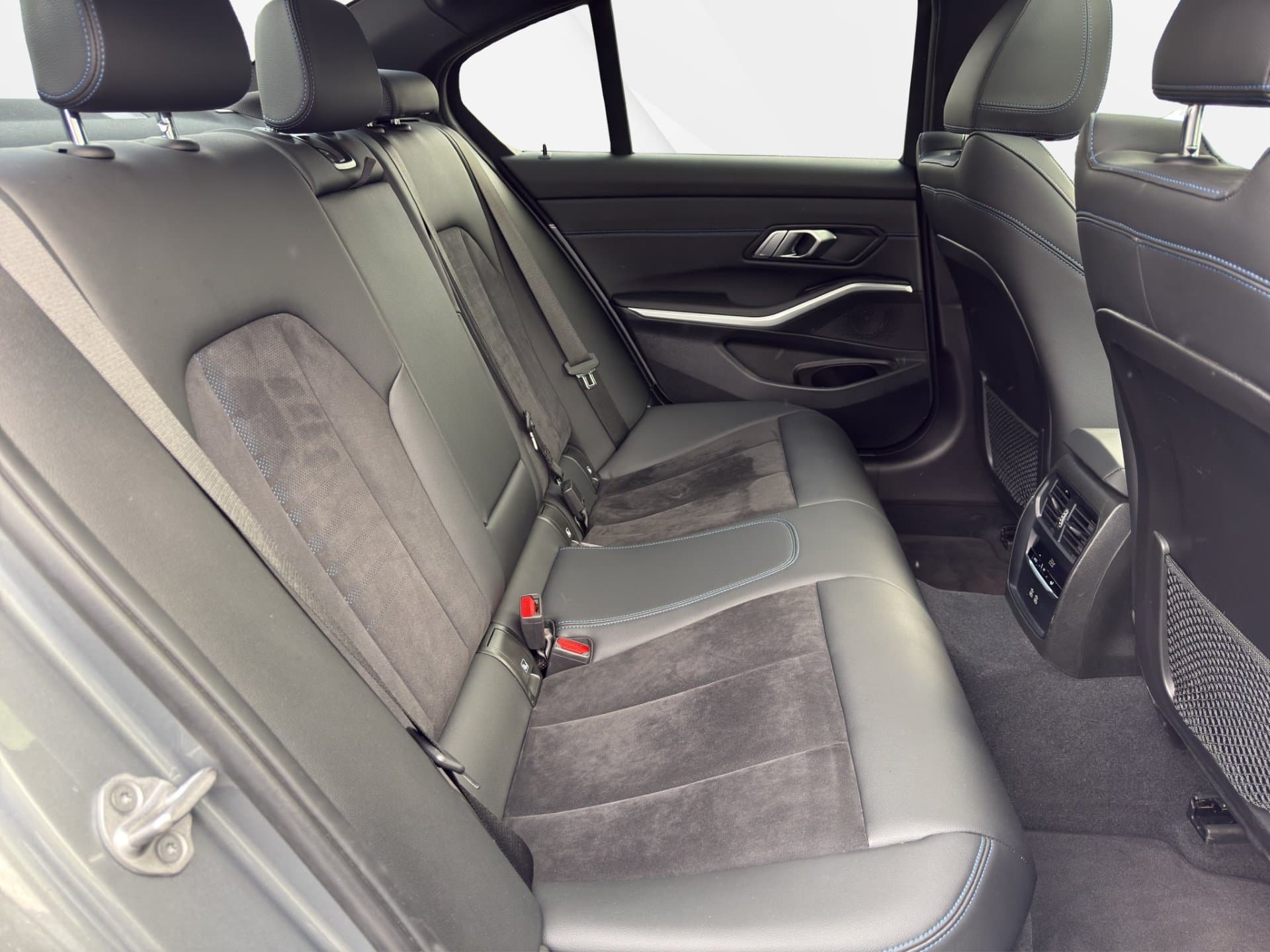 BMW 330e - Thumbnail 12