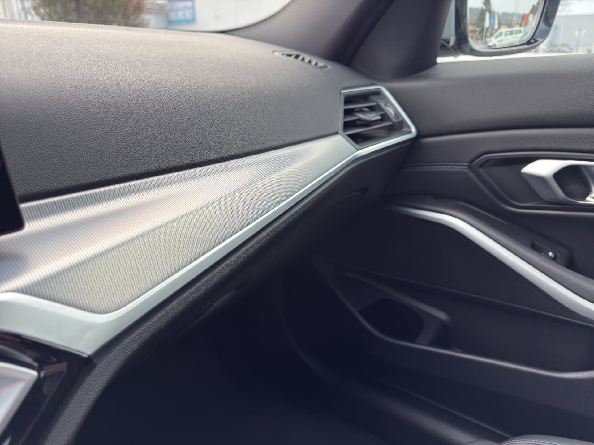 BMW 330e - Thumbnail 15