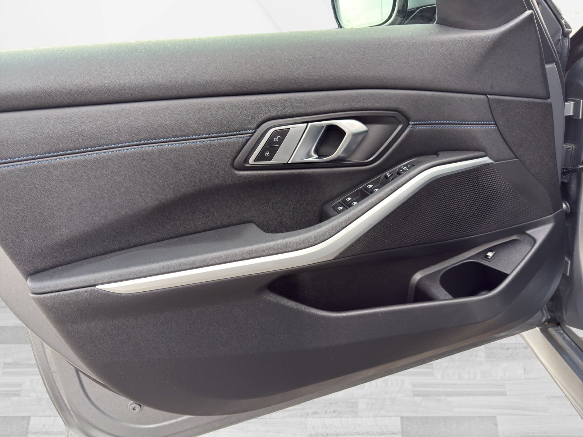 BMW 330e - Thumbnail 16