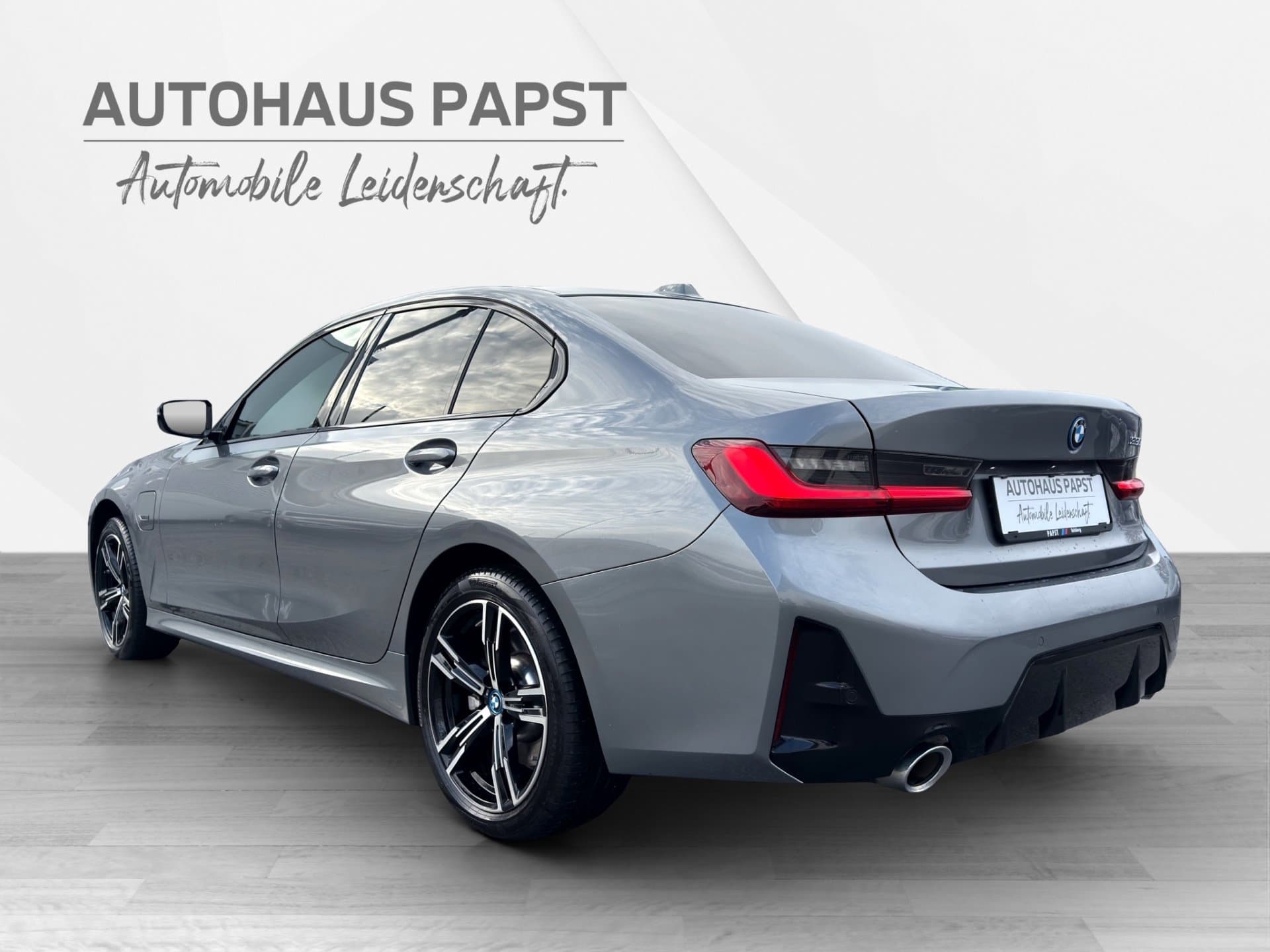 BMW 330e - Thumbnail 3