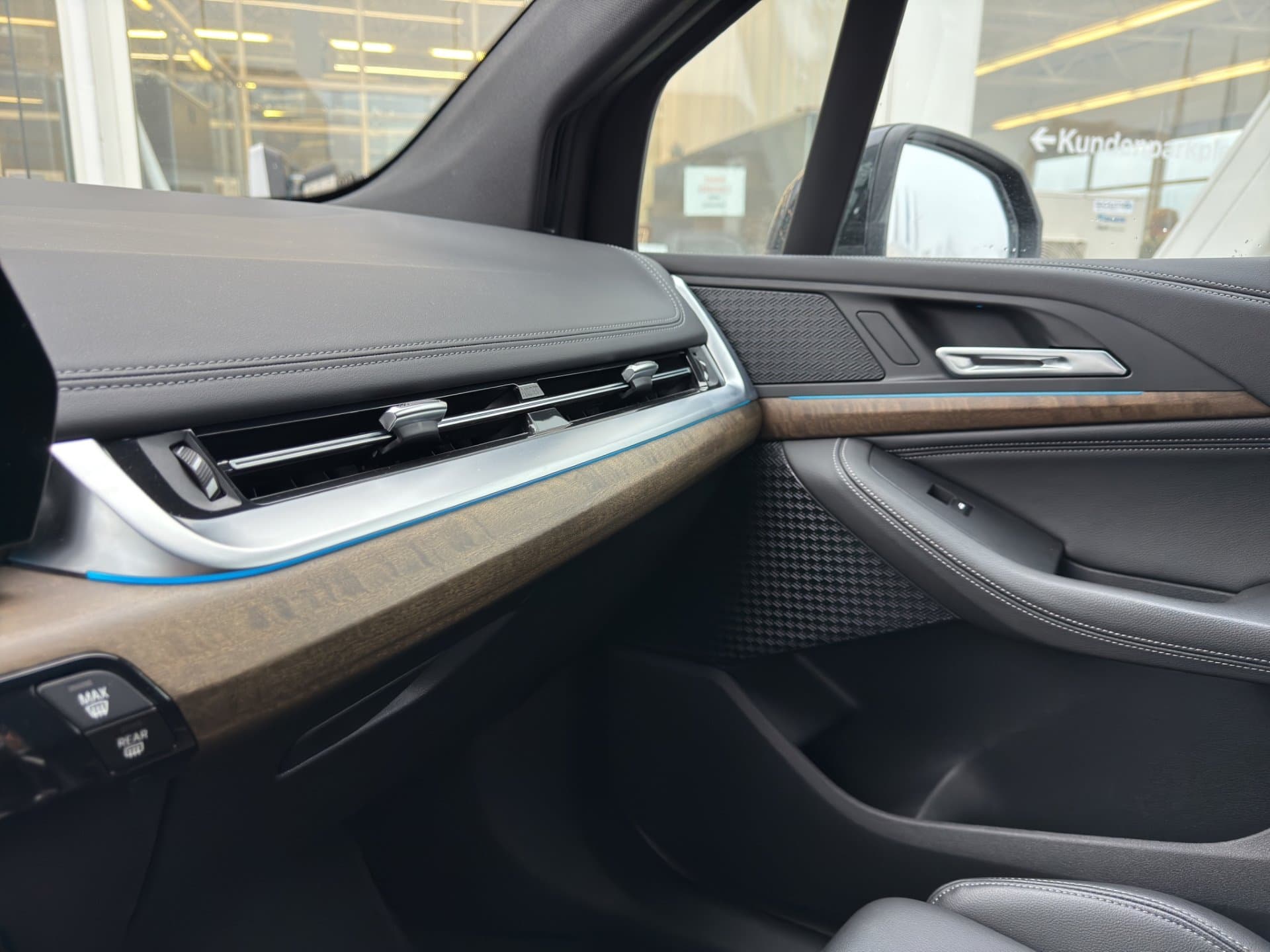 BMW 218d - Thumbnail 22