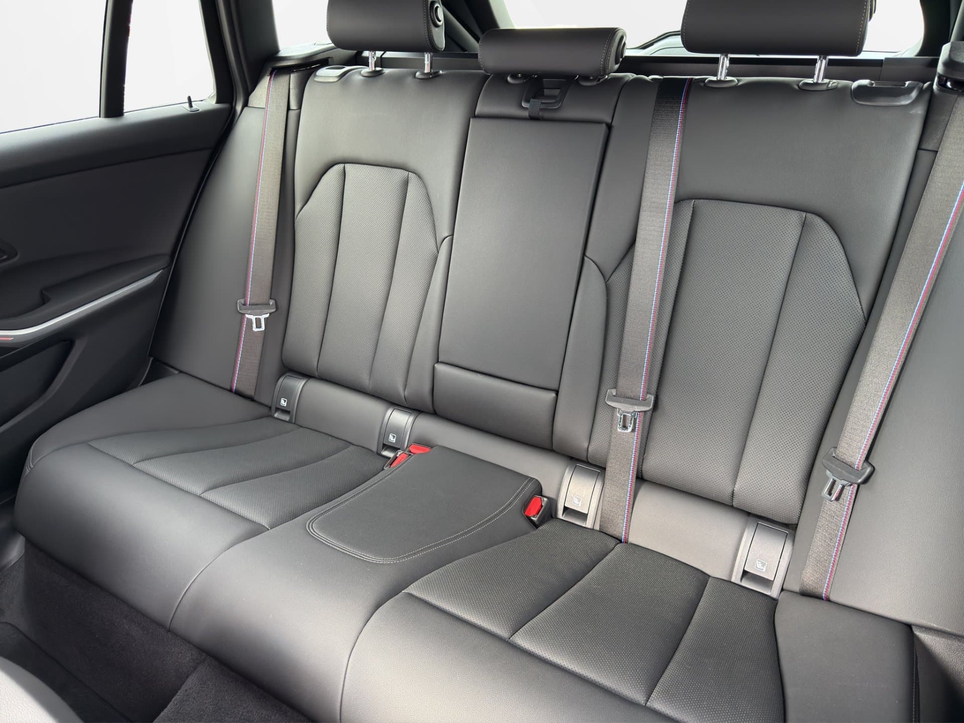 BMW 330e xDrive - Thumbnail 11