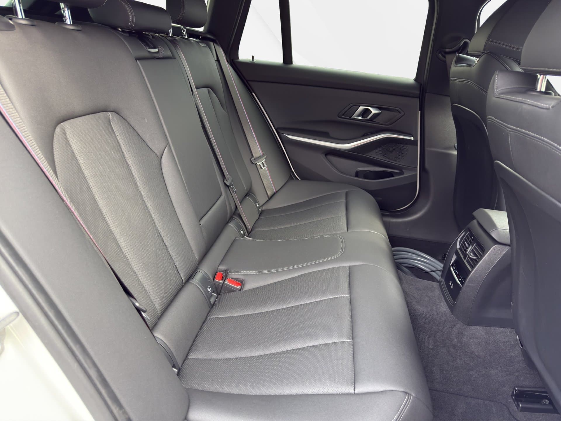 BMW 330e xDrive - Thumbnail 12