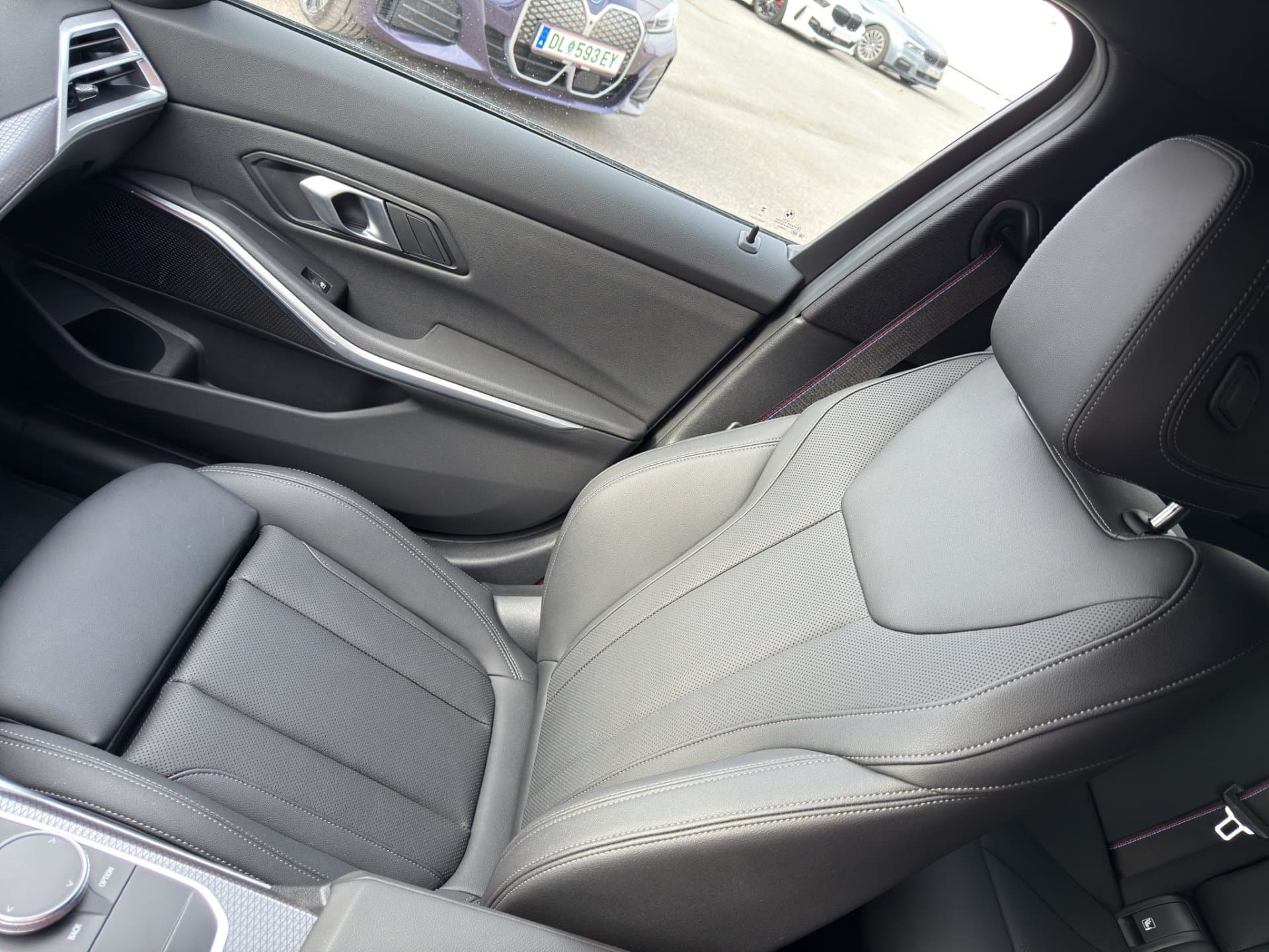 BMW 330e xDrive - Thumbnail 13