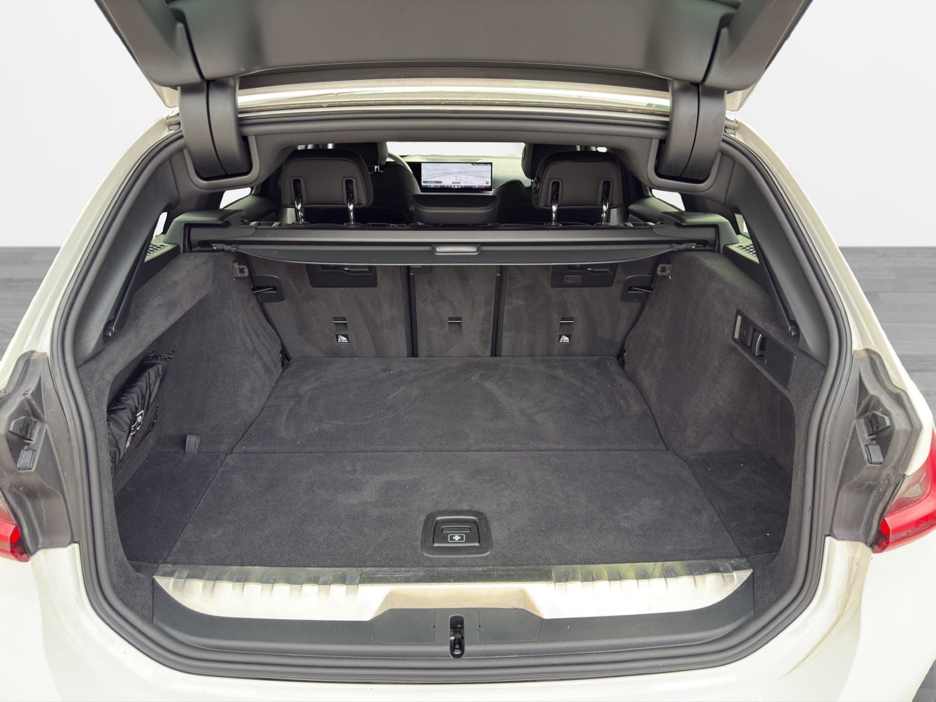 BMW 330e xDrive - Thumbnail 15