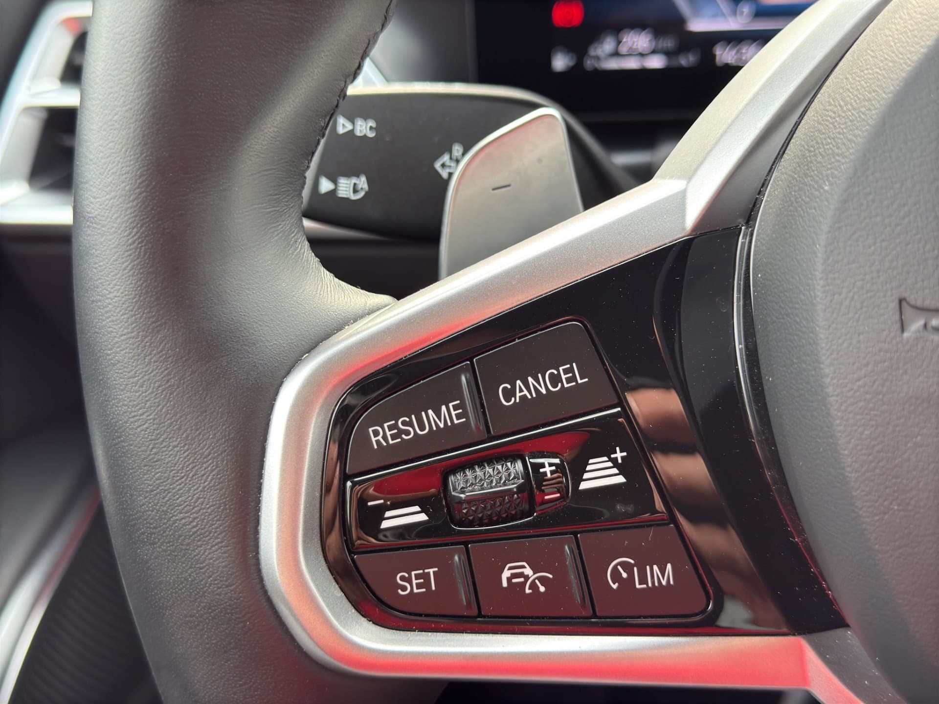 BMW 330e xDrive - Thumbnail 18