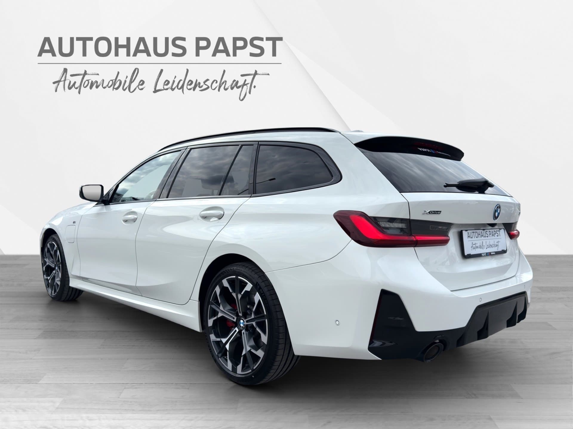 BMW 330e xDrive - Thumbnail 3