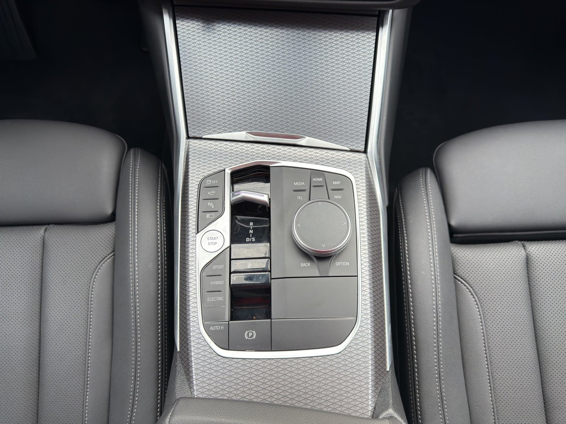 BMW 330e xDrive - Thumbnail 22