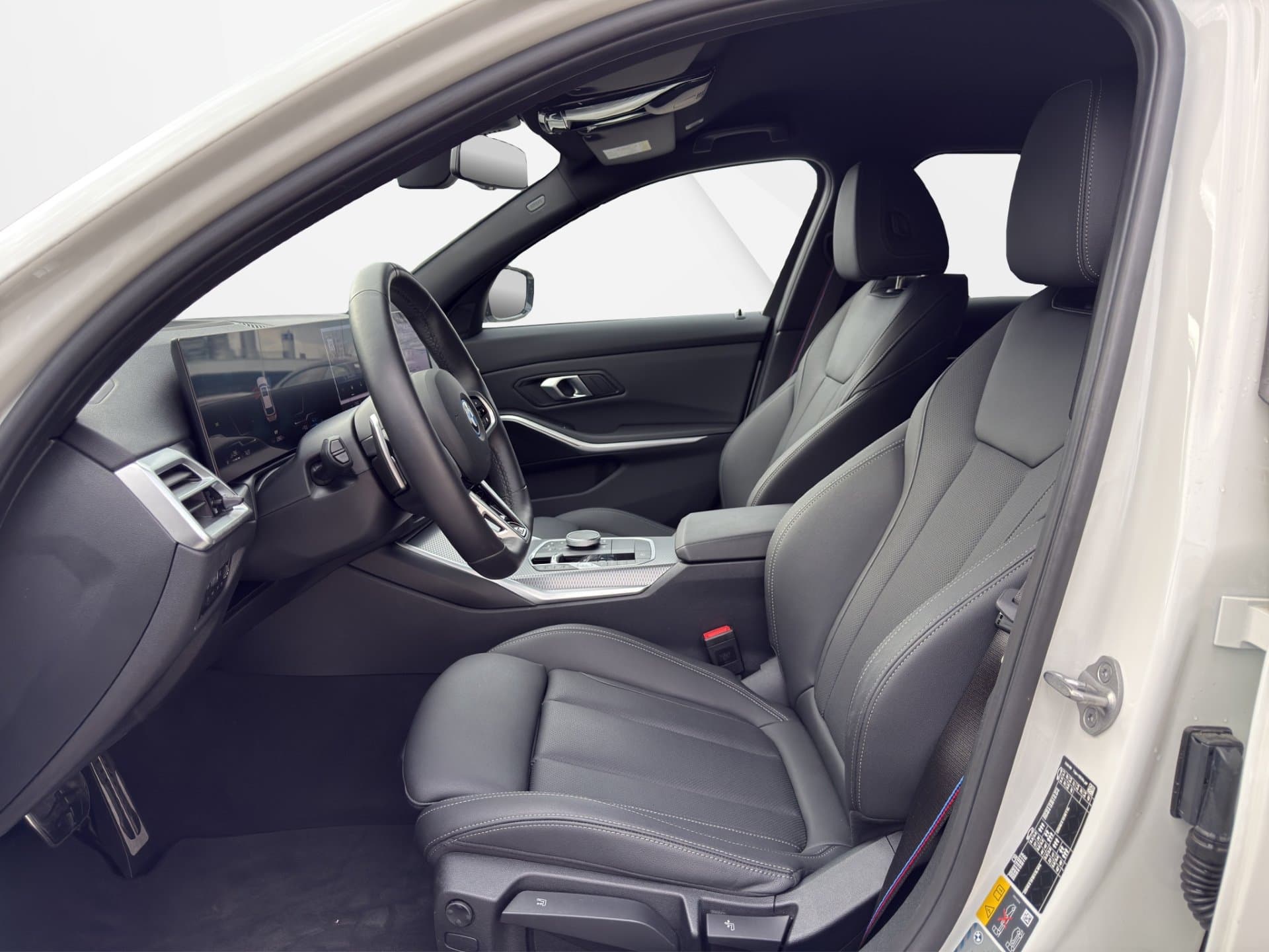 BMW 330e xDrive - Thumbnail 9