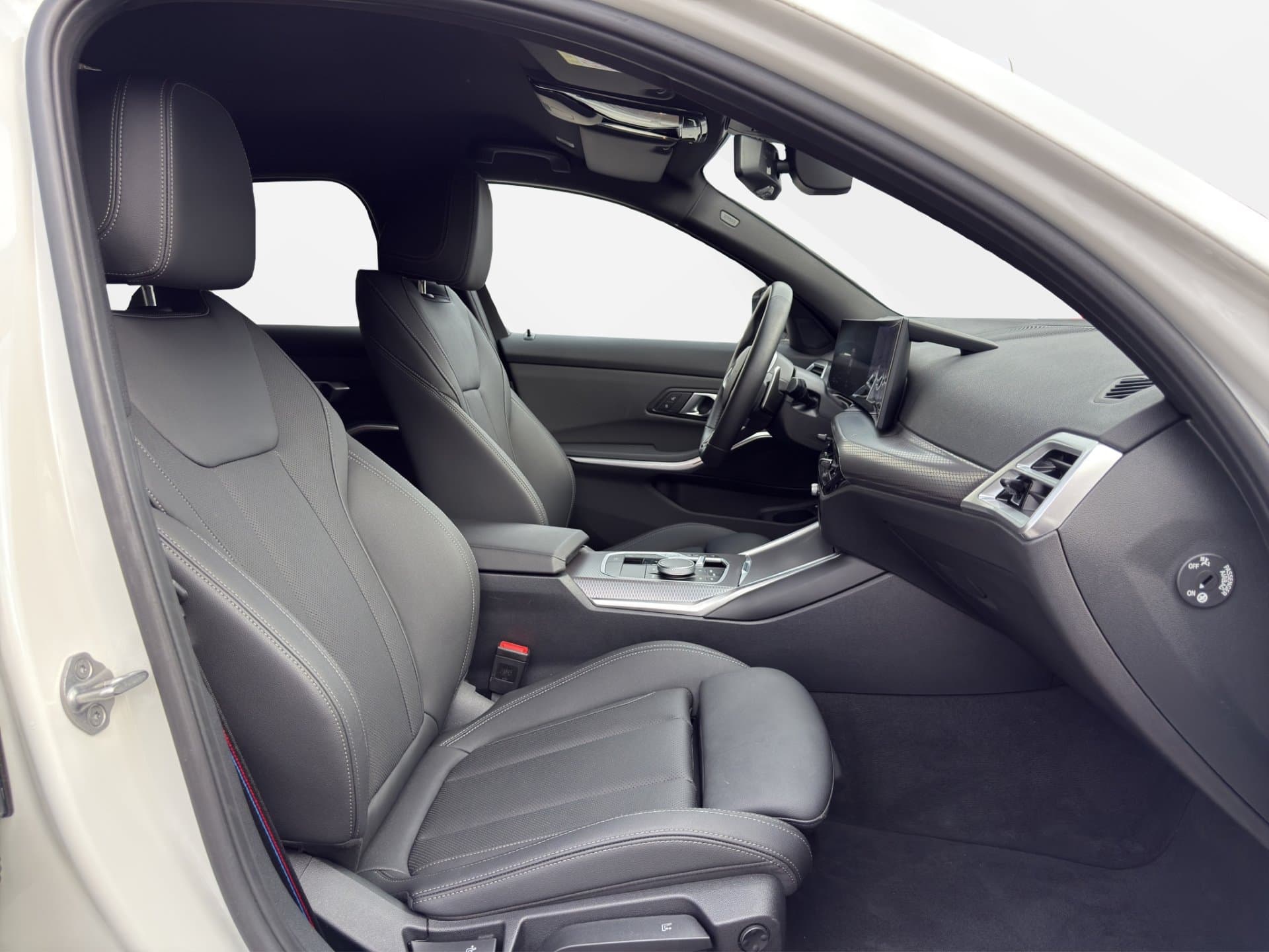 BMW 330e xDrive - Thumbnail 10