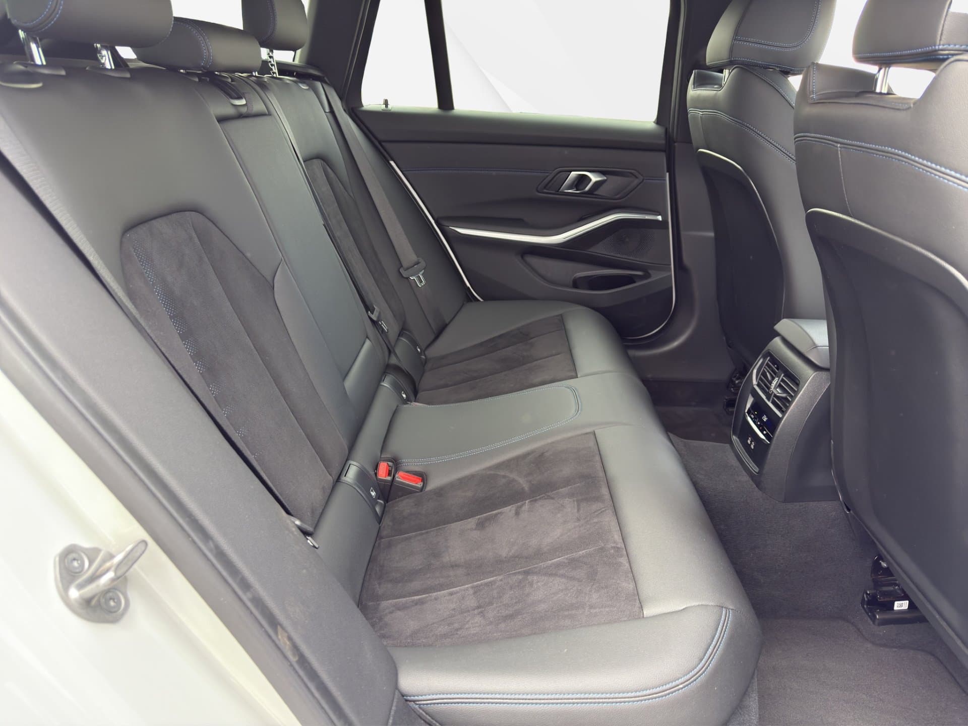 BMW 320d xDrive - Thumbnail 12