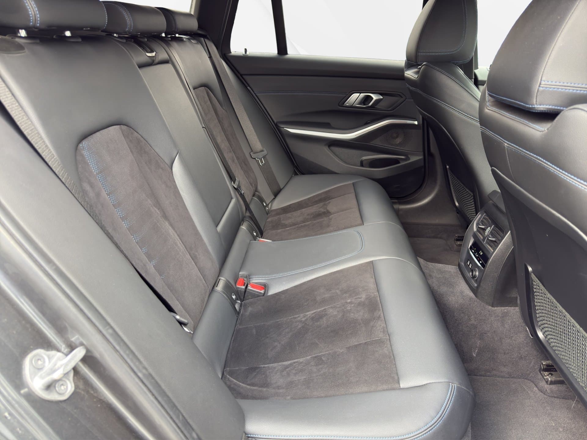 BMW 320d - Thumbnail 12