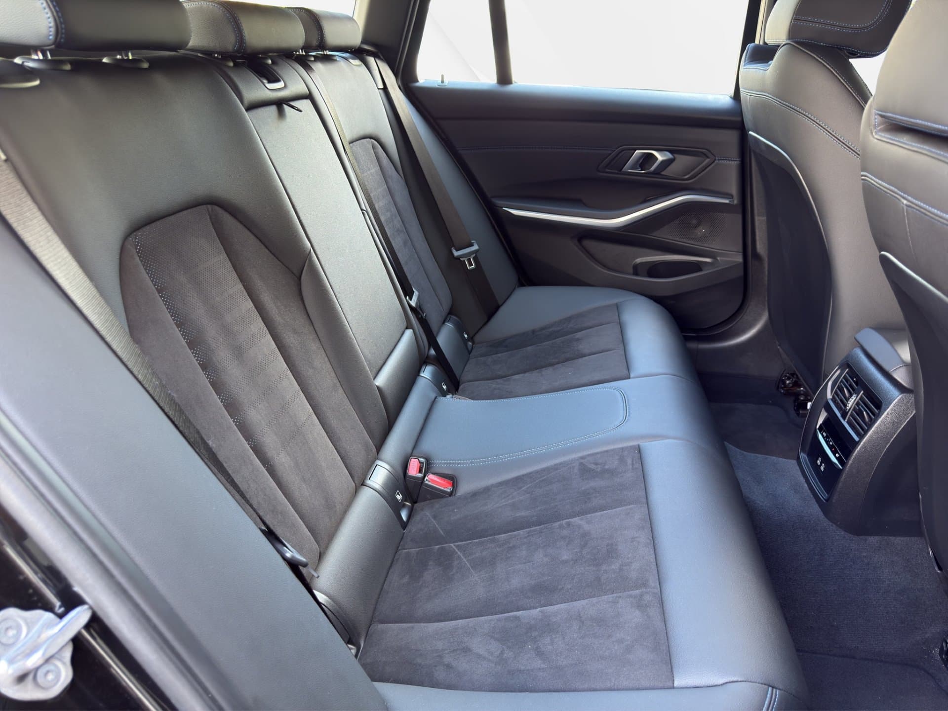 BMW 330e - Thumbnail 12