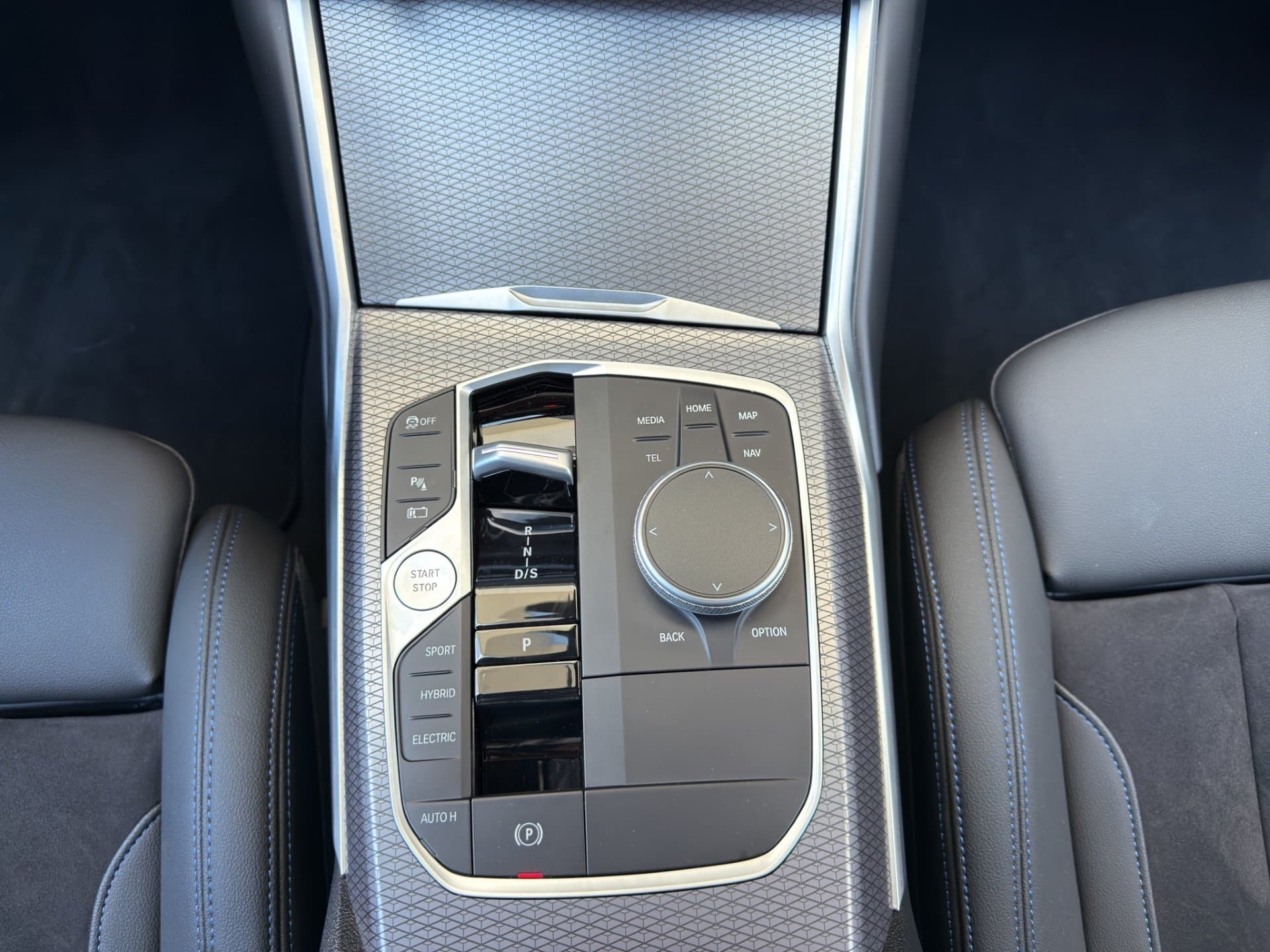 BMW 330e - Thumbnail 21