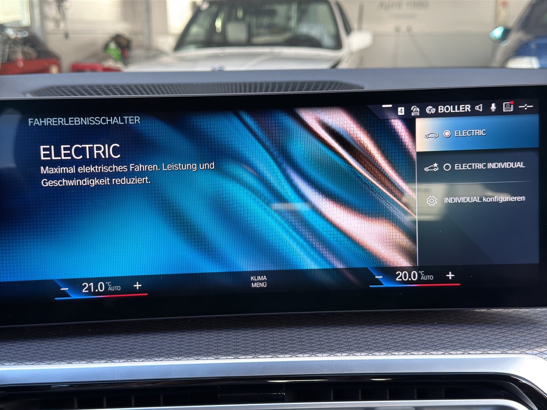 BMW 330e - Thumbnail 31