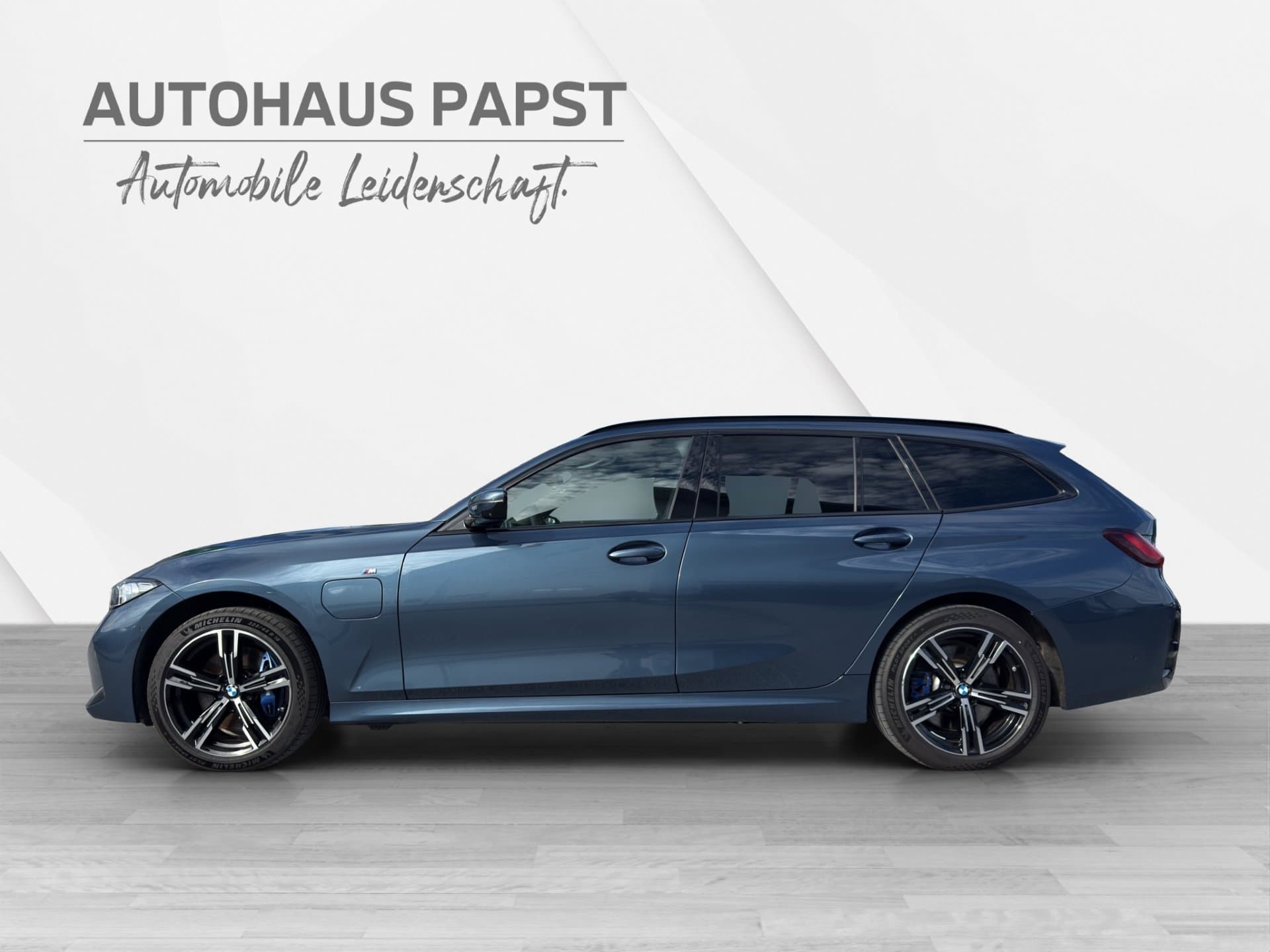 BMW 330e xDrive - Thumbnail 2