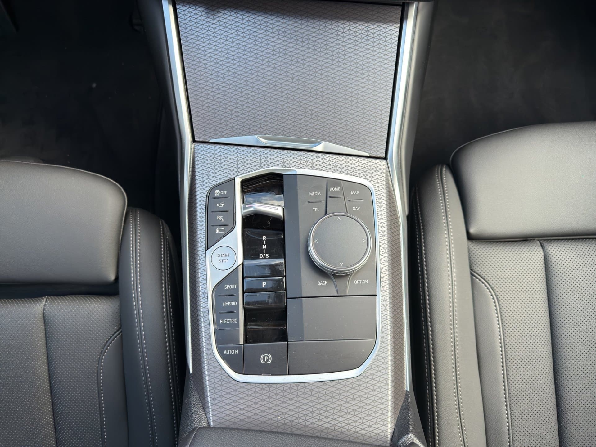 BMW 330e xDrive - Thumbnail 24